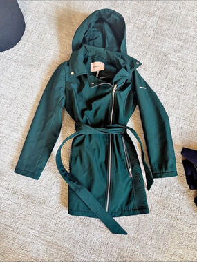 BCBGMAXAZRIA Hooded Belted Trench Rain Coat in Green Like New